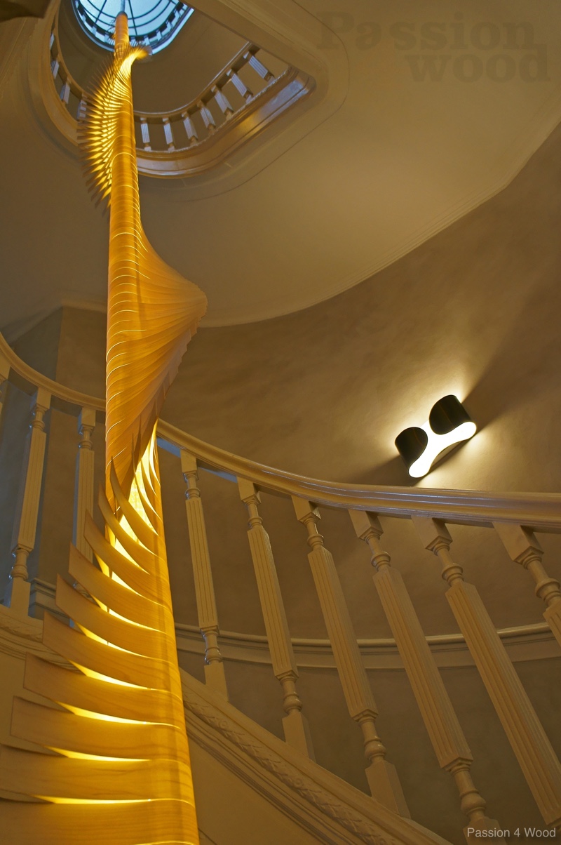 Helix spiral - sculptural pendal light - woodlight - mike Vanbelleghem - frontaal zicht